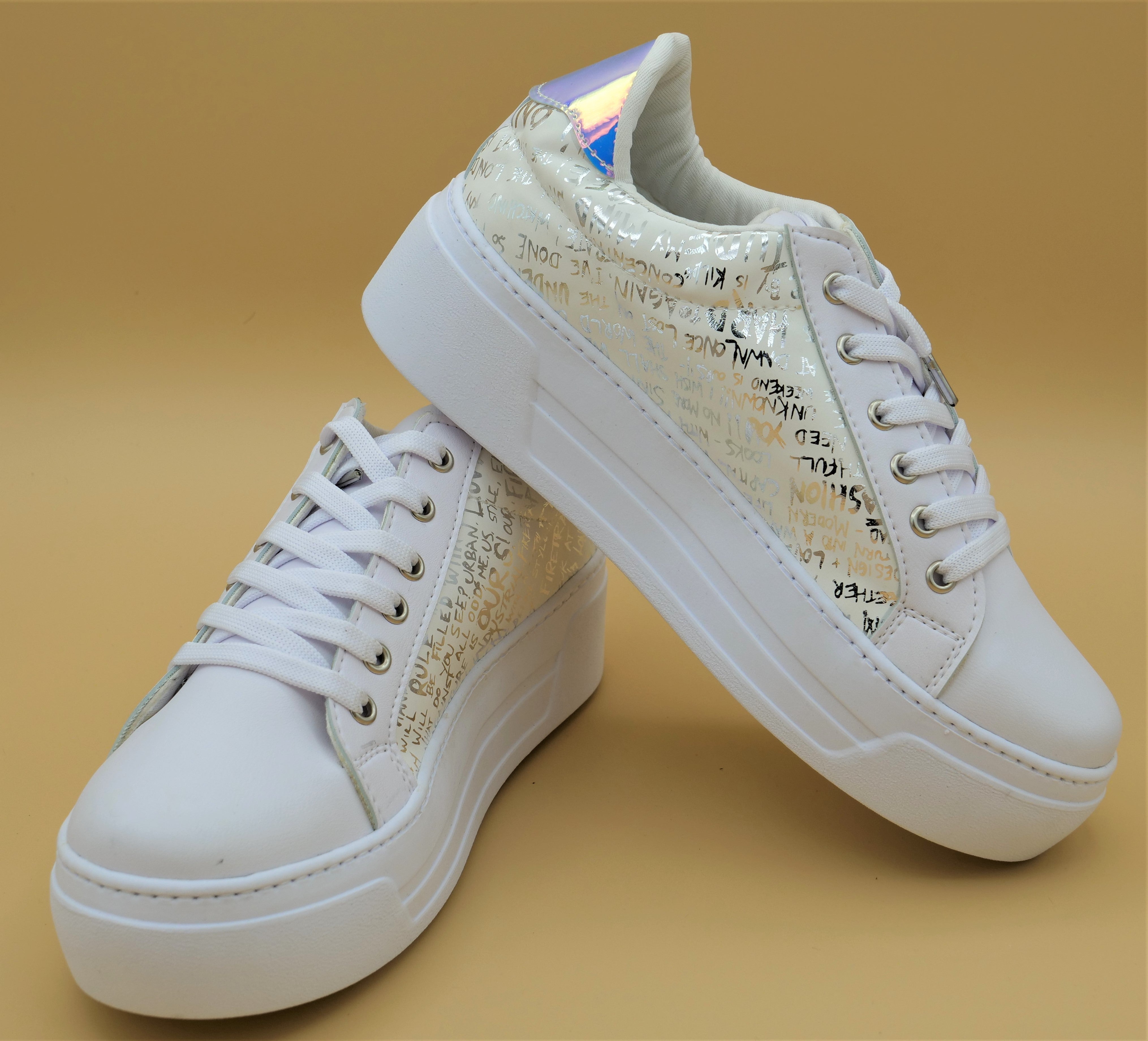 White Sneakers - Zapster