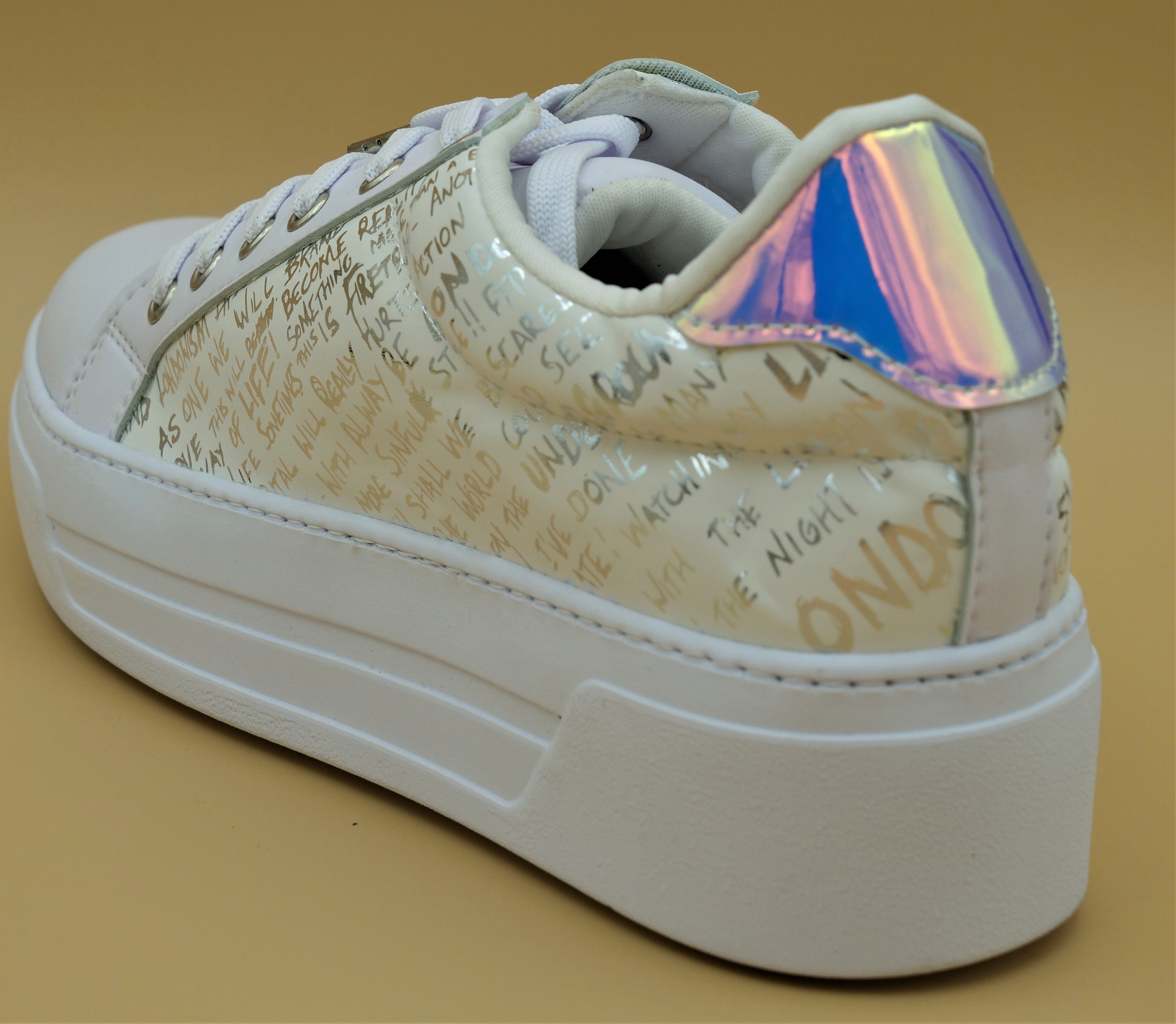 White Sneakers - Zapster